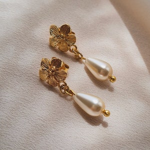 Boucles d'oreilles pendantes fleurs or et perle goutte de nacre style vintage romantique, modèle Darling image 1