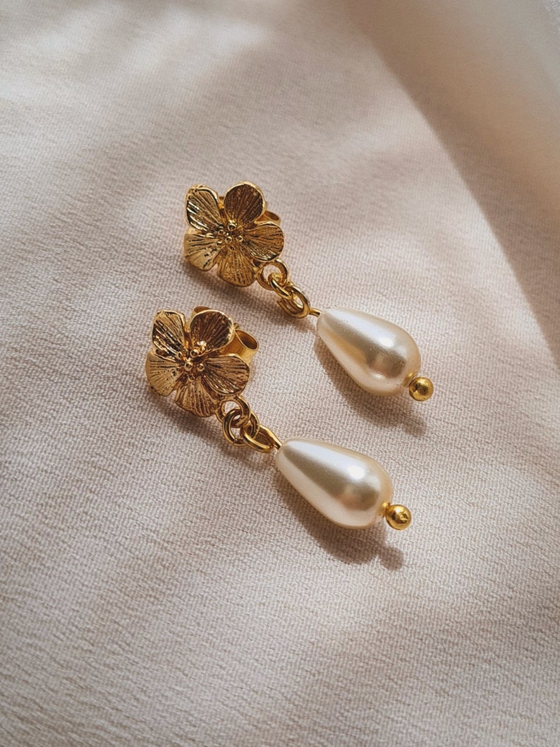 Boucles d'oreilles pendantes fleurs or et perle goutte de nacre style vintage romantique, modèle Darling image 1