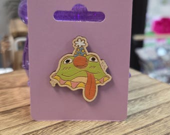 生意気な緑色のピエロガエルのピンバッジ | 手作りの木製ピンバッジ