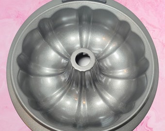 Vintage Anolon Advanced Nonstick Fluted Mold Bundt Cake Baking Pan / Jello Mold with Silicone Grips ~ Christmas Gift!