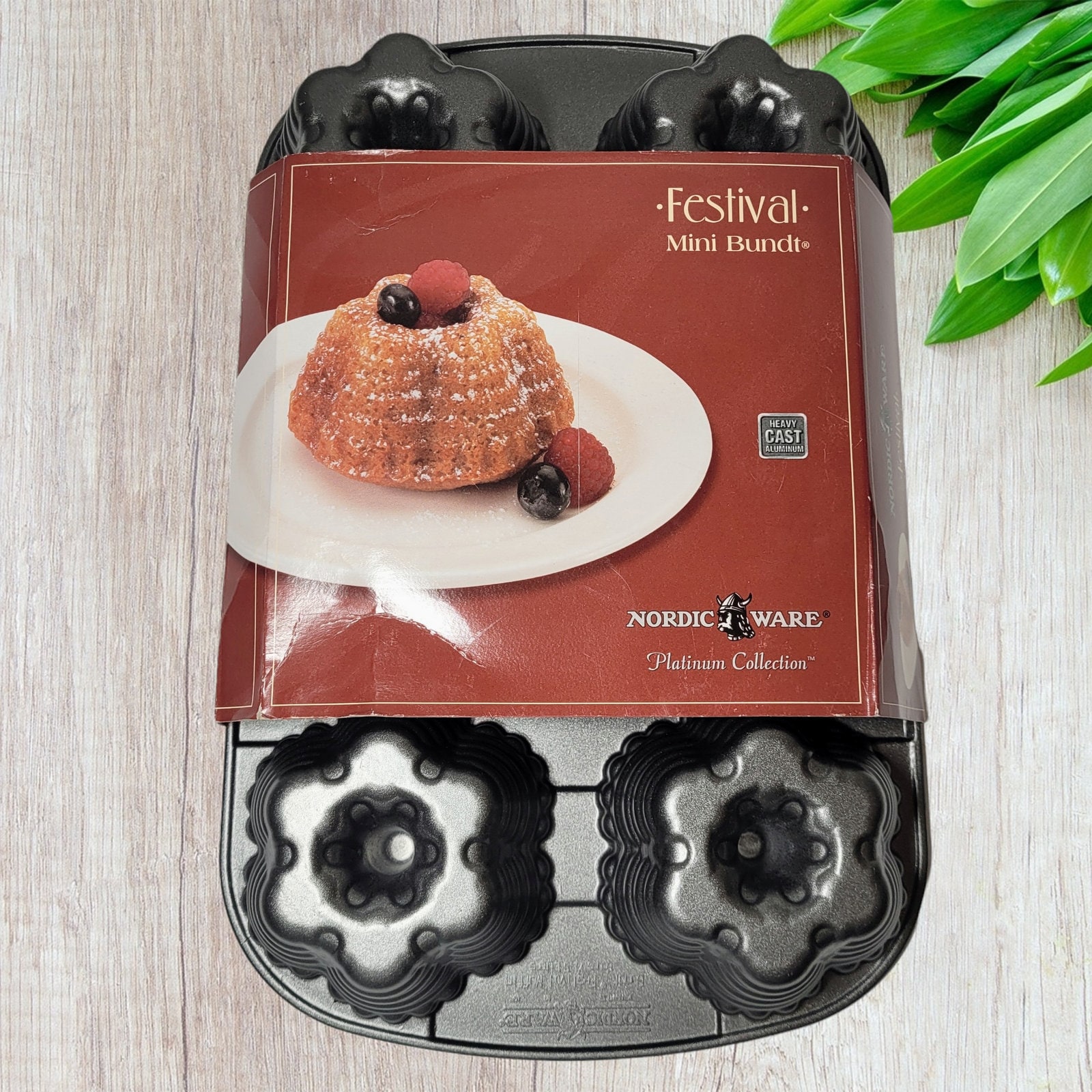 New Nordic Ware FESTIVAL 6 Mini Bundt Muffin Aluminum Pan Platinum