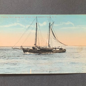 Bateau de pêche sortant de l'inlet, Atlantic City, NJ. 1917. Carte postale vintage.