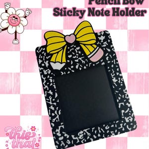 Op de afbeelding: Een notitieblokhouder met een zwart-wit patroon, met een gele strik en een roze hart- en potloodontwerp. De tekst "Pencil Bow Sticky Note Holder" staat bovenaan. De achtergrond is een roze en wit geblokt patroon.