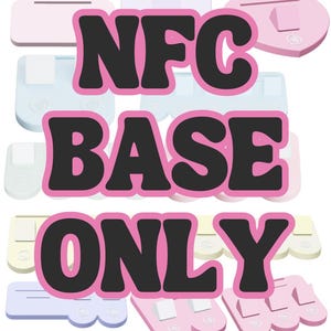 Peut inclure: Plusieurs bases NFC de différentes couleurs pastel, rose, bleu et jaune. Le texte "NFC BASE ONLY" est affiché en noir avec un contour rose. Les appareils ont un design moderne et épuré.