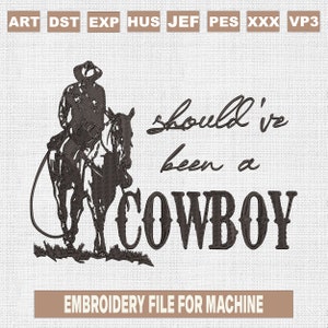 Könnte beinhalten: Gestickte Darstellung eines Cowboys, der ein Pferd reitet, mit dem Text "should've been a COWBOY" darunter. Das Design befindet sich auf einem beigefarbenen Stoffhintergrund.