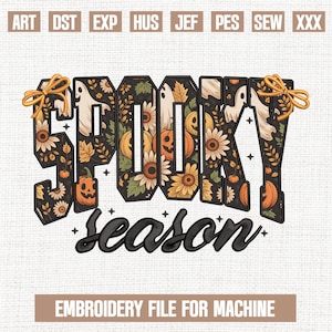 Può includere: Un design di file di ricamo digitale con la scritta "Spooky Season" in un font decorativo. Le lettere sono riempite con illustrazioni a tema autunnale, tra cui zucche, girasoli e fantasmi. Il testo "Embroidery File For Machine" è in basso.