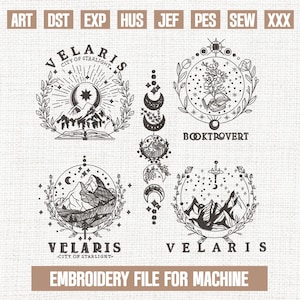 以下が含まれることがあります： 山脈、月、星、そして「VELARIS CITY OF STARLIGHT」というテキストが描かれた白黒の刺繍デザインです。