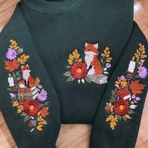 Broderad hoodie med läsräv, boklig rävhoodie, crewneck-hoodie med skogssaga, höstälskare-gåva, höstälskare-hoodie