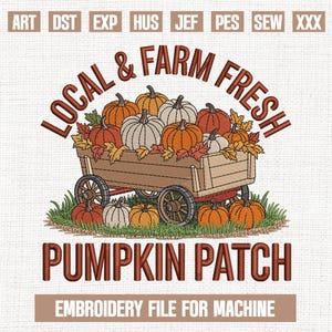 Pode incluir: Um design de bordado com uma carroça de madeira cheia de abóboras laranja e brancas. O texto diz "Local & Farm Fresh" e "Pumpkin Patch". O design é para bordado à máquina.