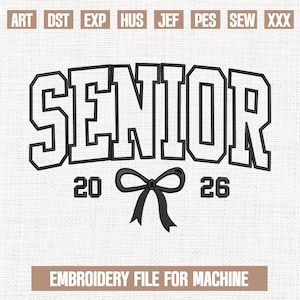 Peut inclure: Motif brodé noir avec le mot "SENIOR" au-dessus des chiffres "20" et "26" et un nœud. Le texte "EMBROIDERY FILE FOR MACHINE" est en bas. Le motif est sur un fond blanc cassé texturé.