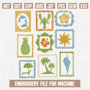 Può includere: Una collezione di ricami con elementi tropicali. I disegni includono un ananas, un'aragosta, una conchiglia, un sole, delfini, un fiore, una palma e un ombrellone. Il testo "EMBROIDERY FILE FOR MACHINE" è in basso.