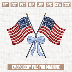 Könnte beinhalten: Zwei amerikanische Flaggen, die sich mit einer blauen Schleife in der Mitte kreuzen. Die Flaggen sind rot, weiß und blau. Der Text "EMBROIDERY FILE FOR MACHINE" befindet sich am unteren Rand des Bildes.
