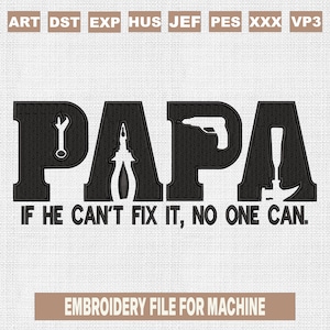 Könnte beinhalten: Schwarze und weiße Stickerei des Wortes "PAPA" mit Werkzeugen wie Schraubenschlüssel, Schraubendreher, Bohrmaschine und Hammer um die Buchstaben herum. Der Text darunter lautet "IF HE CAN'T FIX IT, NO ONE CAN."