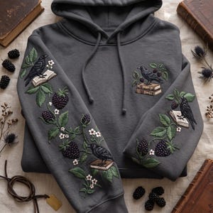 Broderad huvtröja med Raven On Books, blommig huvtröja med korp, mystisk kråka-gåva, Halloween-älskare-gåva, läskig älskare-huvtröja