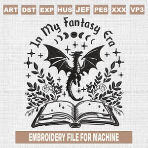 Puede incluir: Diseño de bordado en blanco y negro con un dragón con las alas extendidas, un libro y elementos florales. El texto "In My Fantasy Era" está escrito en una fuente decorativa.