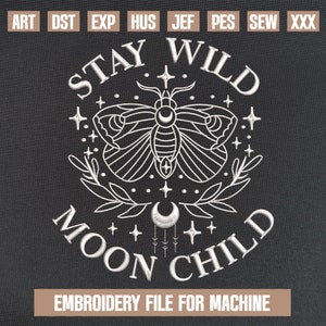 Puede incluir: Dise&ntilde;o de bordado blanco de una polilla con las alas extendidas, rodeada de estrellas y hojas. El texto "STAY WILD MOON CHILD" est&aacute; escrito alrededor de la polilla.