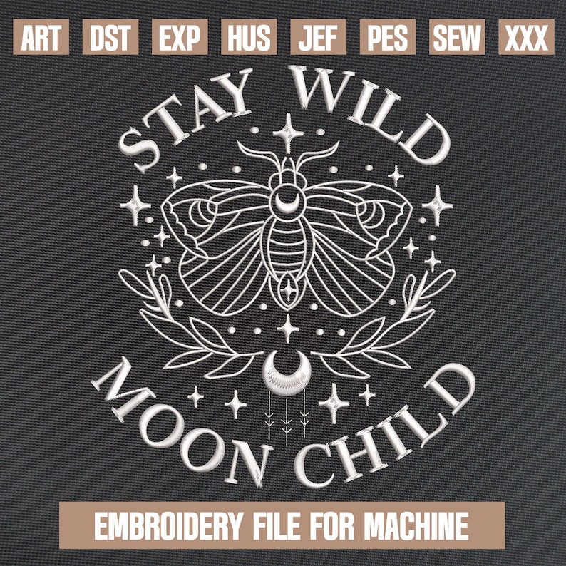Puede incluir: Dise&ntilde;o de bordado blanco de una polilla con las alas extendidas, rodeada de estrellas y hojas. El texto "STAY WILD MOON CHILD" est&aacute; escrito alrededor de la polilla.