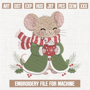 Puede incluir: Diseño bordado de un ratón sonriente con una bufanda a rayas rojas y blancas y un abrigo verde, sosteniendo una taza roja con un bastón de caramelo y crema batida. El texto "EMBROIDERY FILE FOR MACHINE" está en la parte inferior.