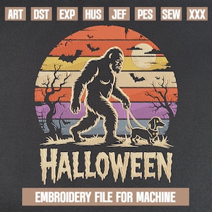 Könnte beinhalten: Schwarzes Stickdesign mit einem Bigfoot, der einen Dackel an der Leine führt, vor einem Sonnenuntergang mit Fledermäusen und Bäumen. Das Wort "HALLOWEEN" ist darunter gestickt, darunter "EMBROIDERY FILE FOR MACHINE".