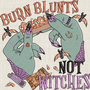 Pode incluir: Desenho bordado de duas m&atilde;os verdes segurando um baseado com milho doce, com o texto "BURN BLUNTS NOT WITCHES" em roxo e preto.
