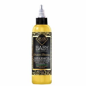 Puede incluir: Una botella amarilla de "Aceite para el cabello y el cuero cabelludo Baby Growth Boosting" de la "Colecci&oacute;n Org&aacute;nica NG". La botella tiene una etiqueta negra con detalles dorados y presenta una lista de ingredientes que incluyen aloe vera, jojoba y aceite de ricino.