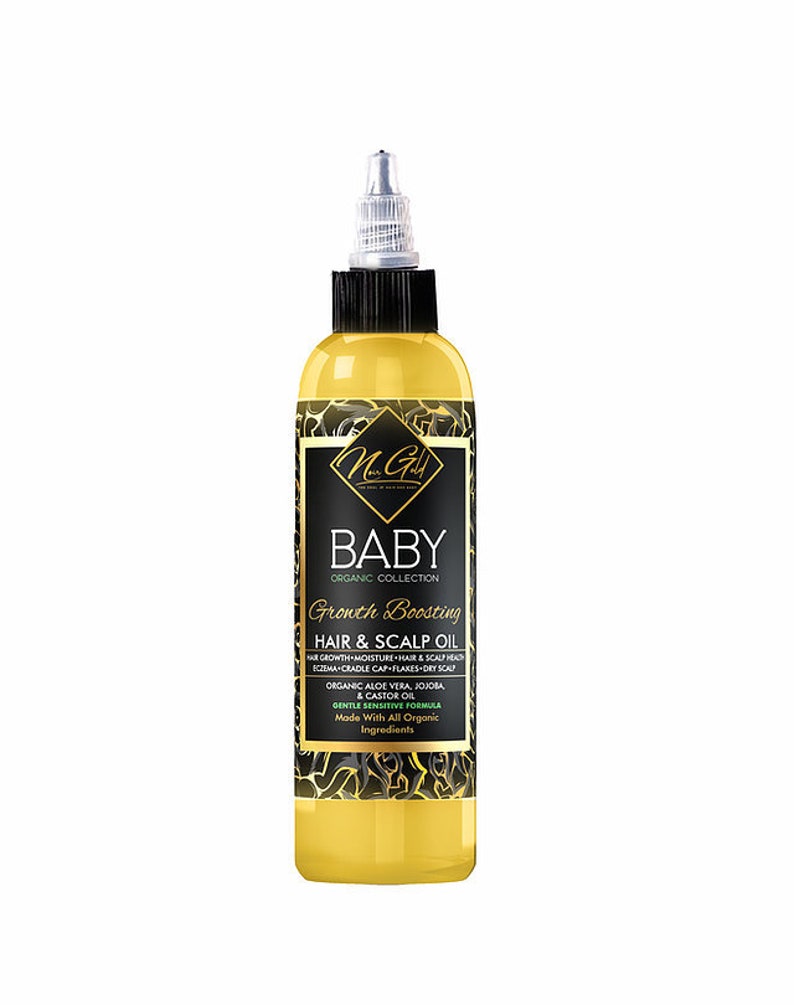 Puede incluir: Una botella amarilla de "Aceite para el cabello y el cuero cabelludo Baby Growth Boosting" de la "Colecci&oacute;n Org&aacute;nica NG". La botella tiene una etiqueta negra con detalles dorados y presenta una lista de ingredientes que incluyen aloe vera, jojoba y aceite de ricino.