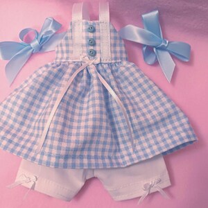 Gingham Doll Outfit: Blue Top, White Shorts, Hair Ribbons - Fits 14" Dolls afbeelding 1