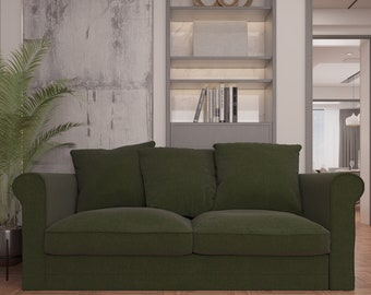 Op de afbeelding: Een donker olijfgroene bank met twee zitkussens en drie bijpassende rugkussens. De bank heeft afgeronde, opgerolde armleuningen en een rechte basis, bekleed met een effen stof met een zichtbare textuur over het gehele meubelstuk.