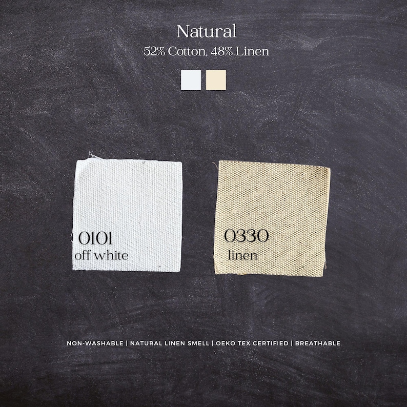 Op de afbeelding: Twee stofstalen met het label Natural, 52% Cotton, 48% Linen. E&eacute;n staal is gelabeld 0101 off white, de andere 0330 linen. Tekst bevat Non-washable, Natural linen smell, Oeko Tex certified, Breathable. De achtergrond heeft een donkere schoolbordtextuur.