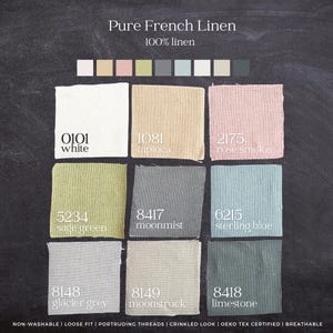 Op de afbeelding: Een raster van negen vierkante linnen stofstalen in diverse kleuren waaronder wit, tapioca, rose smoke, sage green, moonmist, sterling blue, glacier grey, moonstruck en limestone, elk gelabeld met een code en kleurnaam op een donkere achtergrond.