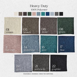 Op de afbeelding: Een kleurenkaart voor heavy duty 100% polyester stof met elf vierkante stalen gelabeld met nummers en namen: 01 cream, 05 brown, 06 stone, 08 green, 11 flamingo, 14 pastel blue, 16 azur, 17 blue, 19 grey, 21 anthracite en 22 graphite.