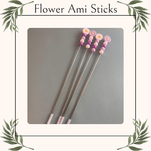 Bâtonnets d'amigurumi aux fleurs