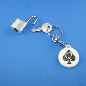 key ring Queen Of Spade cuckold libertine swinger femdom