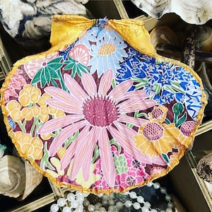 Decoupage Shell Trinket Dish: Floral Design with Gold Finish