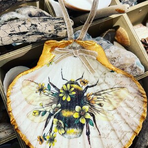 Decoración de concha colgante de abeja de 11-13 cm con cinta de yute