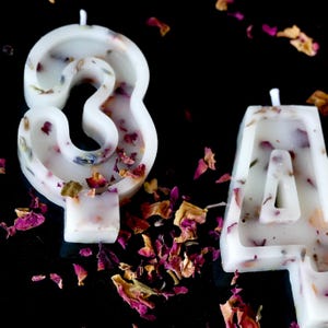 Candele in cera d'api bianca con petali di rosa secchi e fiori di lavanda