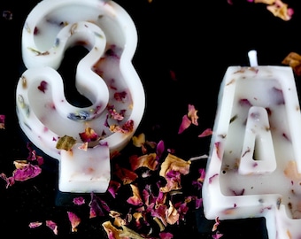 Velas de cera de abejas blanca con números, pétalos de rosa secos y flores de lavanda