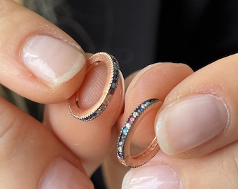Boucles d'oreilles créoles multicolores en zircon cubique - Boucles d'oreilles arc-en-ciel en argent sterling - Bijoux minimalistes - Créoles arc-en-ciel pavées de zircon cubique - Bijoux d'été délicats