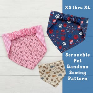Könnte beinhalten: Drei Haustier-Halstücher mit elastischen Scrunchie-Halsbändern. Eines ist rosa mit Sternenmuster und Vichy-Karo-Saum. Eines ist blau mit Feuerwerk, Pfotenabdrücken und Zylindern. Eines ist beige mit Knochen und Fischen. Text: XS thru XL Scrunchie Pet Bandana Sewing Pattern.