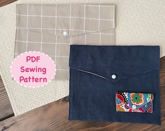 Puede incluir: Dos bolsas de tela, una beige con un patrón de cuadrícula blanca y otra azul oscuro, ambas con un cierre de botón blanco. La bolsa azul tiene un bolsillo más pequeño con un estampado floral colorido. El texto "PDF Sewing Pattern" está en un círculo rosa.