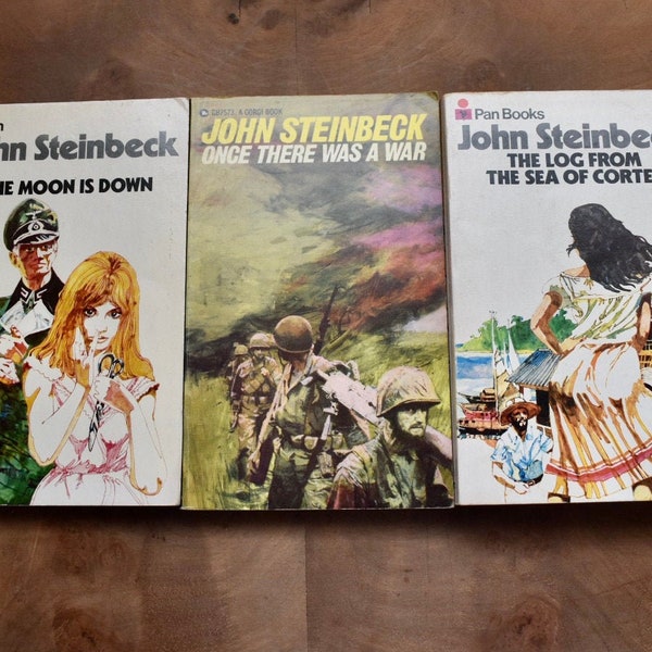 John Steinbeck set di tre paperback vintage - The Moon is Down, The Log from the Sea of Cortez e Once There was a War