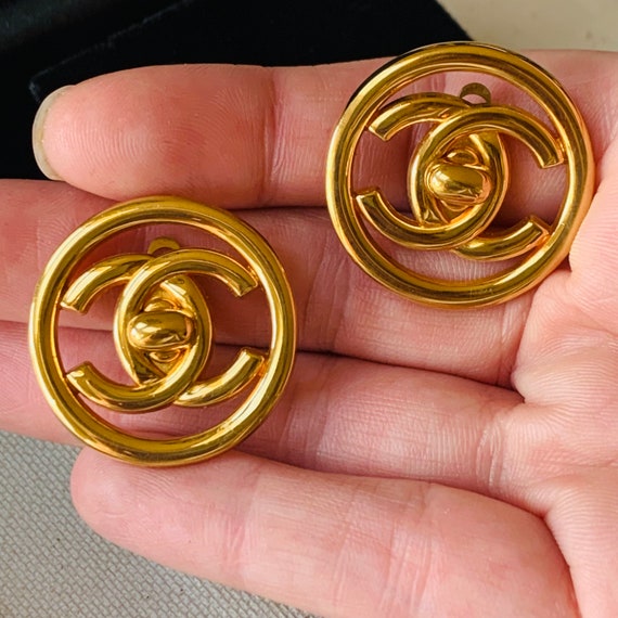 CHANEL 1997 Turnlock CC gold earrings