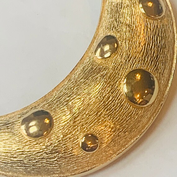 CHRISTIAN DIOR large moon textured gold brooch pi… - image 4