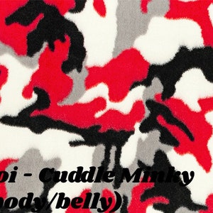 Puede incluir: Primer plano de una tela con un patr&oacute;n de camuflaje en rojo, negro, blanco y gris. La tela tiene una textura suave y afelpada. El texto "Koi - Cuddle Minky (body/belly)" est&aacute; en la parte inferior de la imagen.