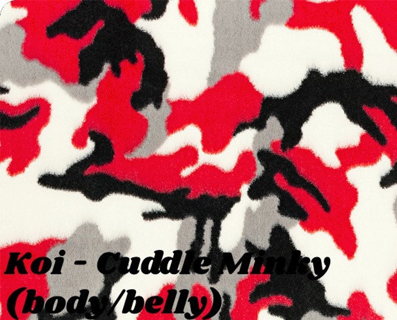Puede incluir: Primer plano de una tela con un patr&oacute;n de camuflaje en rojo, negro, blanco y gris. La tela tiene una textura suave y afelpada. El texto "Koi - Cuddle Minky (body/belly)" est&aacute; en la parte inferior de la imagen.