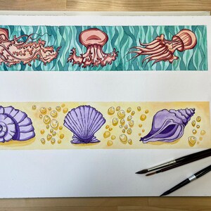 以下が含まれることがあります： クラゲと貝殻の水彩画。上の列には、青と緑の背景にピンクとオレンジの色合いのクラゲが3匹描かれています。下の列には、黄色の背景に紫の色合いの貝殻が3つ描かれています。