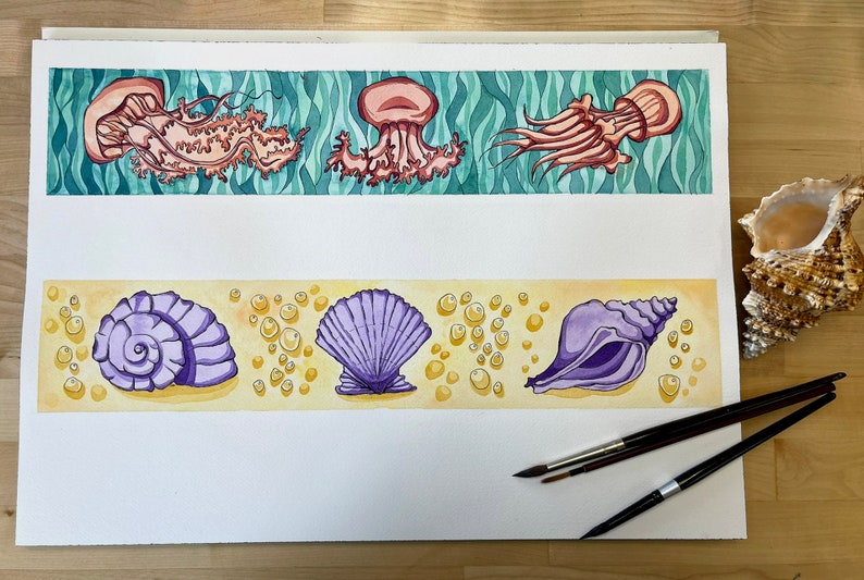 以下が含まれることがあります： クラゲと貝殻の水彩画。上の列には、青と緑の背景にピンクとオレンジの色合いのクラゲが3匹描かれています。下の列には、黄色の背景に紫の色合いの貝殻が3つ描かれています。
