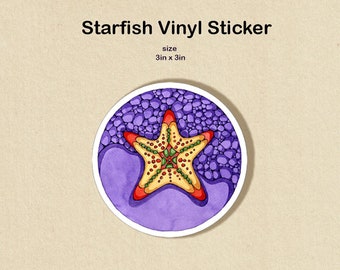 Könnte beinhalten: Ein 7,6 cm x 7,6 cm großer Vinyl-Aufkleber mit einem gelben Seestern mit roten Akzenten auf einem violetten Hintergrund. Der Seestern ist von kleinen violetten Kreisen umgeben.