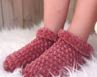 Kids Bootie Slippers Crocheted in Velvet Yarn - EASY Pattern
