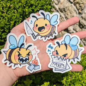 K&ouml;nnte beinhalten: Drei Cartoon-Bienen-Aufkleber mit verschiedenen Gesichtsausdr&uuml;cken. Eine Biene h&auml;lt ein Messer, eine andere ein Feuerzeug und die dritte ein St&uuml;ck Papier mit der Aufschrift "Taxes".